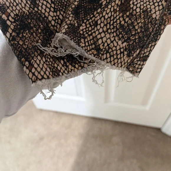 Free People Two Faced Snakeskin Print Raw Hem High Rise Skinny Jeans EUC Size 26 - Picture 3 of 5